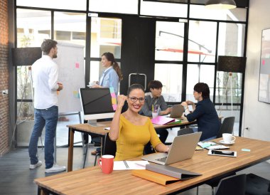 Kamera ofis ortamında gülümseyen kıdemli iş kadını