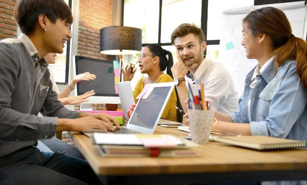 Grupo de empresarios que tienen diferentes edades en los negocios creativos discutiendo el trabajo en la oficina —  Fotos de Stock