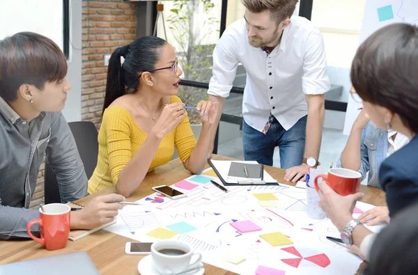 Grupo de empresarios que tienen diferentes edades en los negocios creativos discutiendo el trabajo en la oficina —  Fotos de Stock