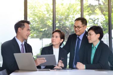 Grup tartışmak ve birlikte Office bir toplantı sırasında çalışma iş adamları