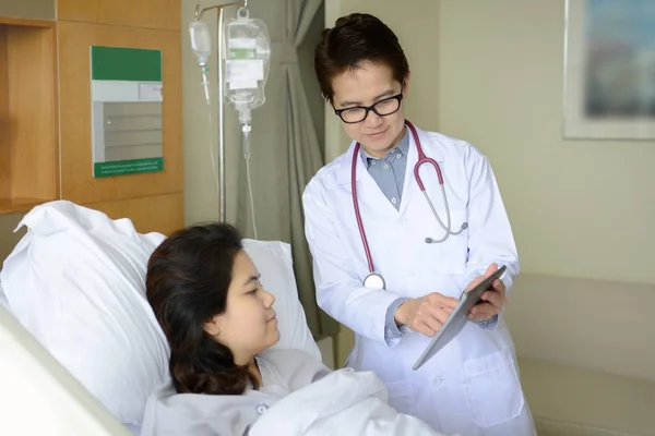 Asiática mujer médico explicando diagnóstico a su mujer paciente — Foto de Stock