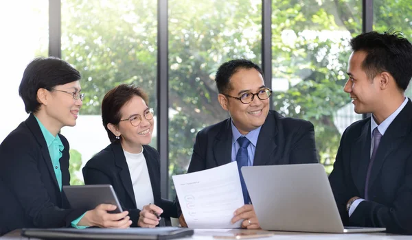 Grupo de empresários discutindo e trabalhando juntos durante uma reunião no escritório — Fotografia de Stock