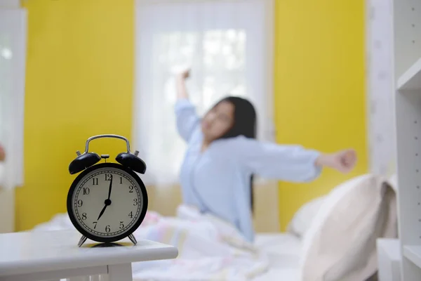 Vrouw stretching in bed na wakker worden — Stockfoto