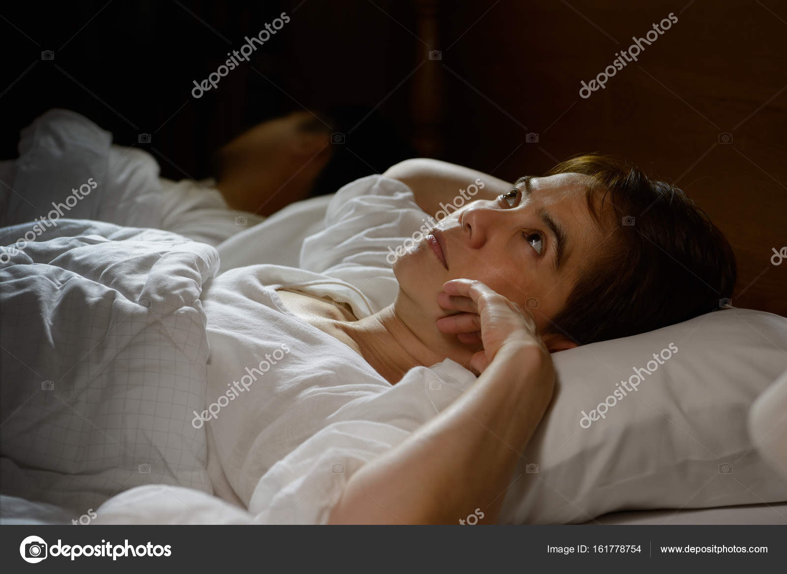 Парень проснулся. Которые спят по ночам. Бессонница в полнолуние. Спящий человек в кровати. Нарушение сна.