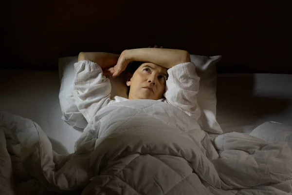 Femme avec insomnie couchée au lit avec les yeux ouverts — Photo