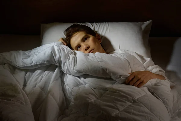 Frau mit Schlaflosigkeit liegt mit offenen Augen im Bett — Stockfoto