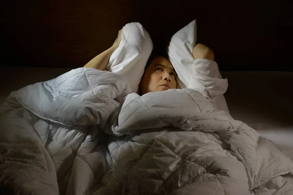 Жінка з безсонням лежить в ліжку з відкритими очима — стокове фото
