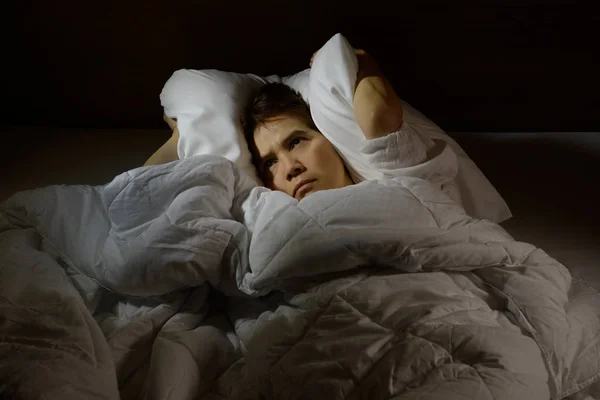 Donna con insonnia sdraiata a letto ad occhi aperti — Foto Stock