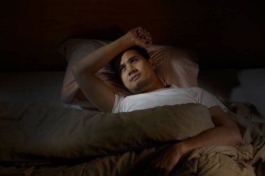 Depresif adam yatakta yatan uykusuzluk acı