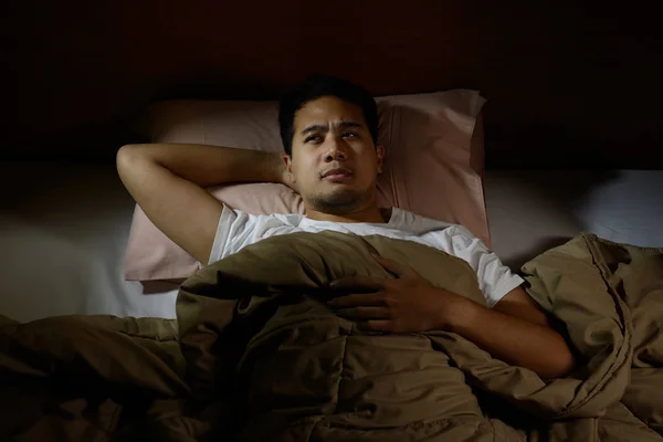 Bărbat deprimat care suferă de insomnie culcat în pat — Fotografie, imagine de stoc