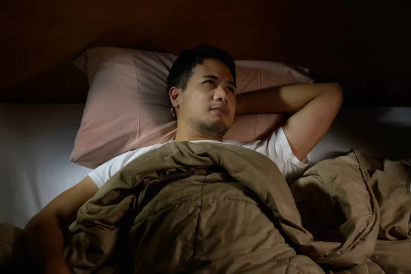 Bărbat deprimat care suferă de insomnie culcat în pat — Fotografie, imagine de stoc