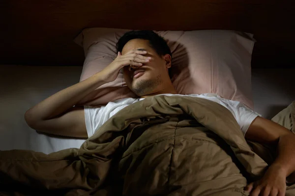 Homme déprimé souffrant d'insomnie couché au lit — Photo