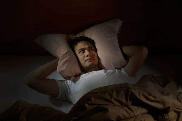 Homme déprimé souffrant d'insomnie couché au lit — Photo