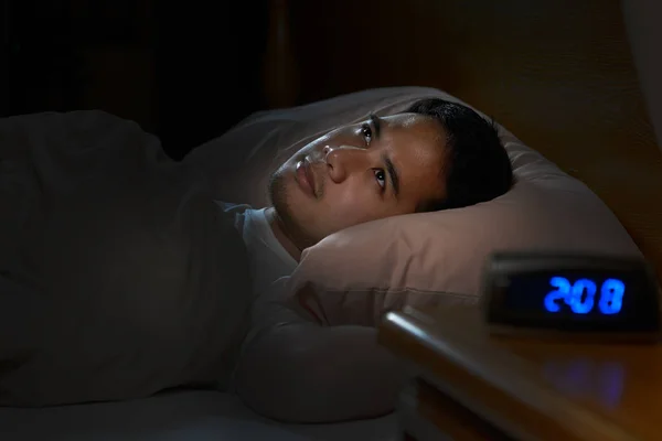 Pria tertekan yang menderita insomnia terbaring di tempat tidur — Stok Foto