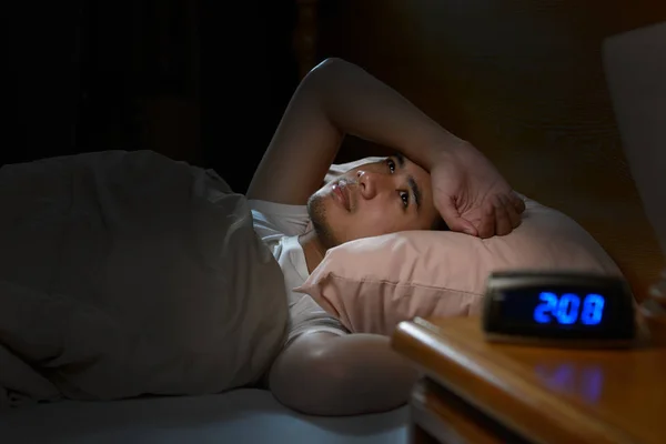 Homme déprimé souffrant d'insomnie couché au lit — Photo