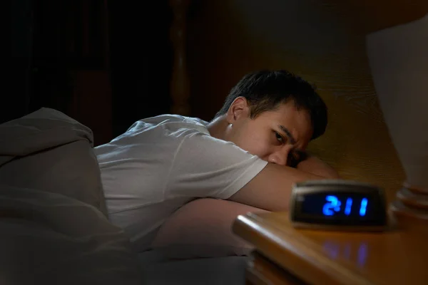 Depresif adam yatakta yatan uykusuzluk acı — Stok fotoğraf