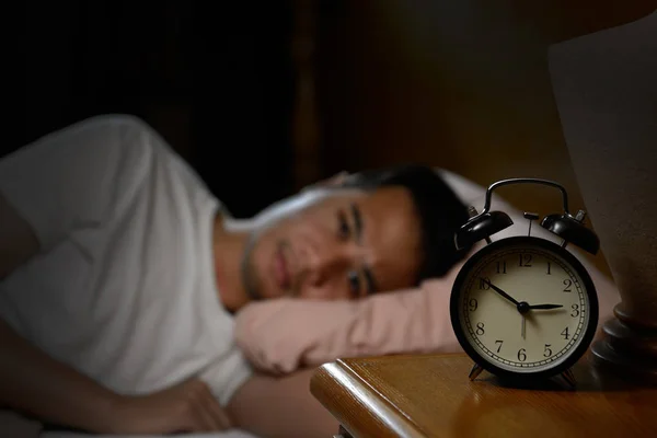 Homme déprimé souffrant d'insomnie couché au lit — Photo