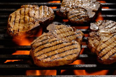 Alevli ızgara ızgara domuz biftek