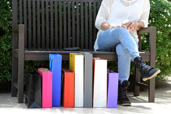 Femme relaxante sur banc à l'extérieur centre commercial — Photo