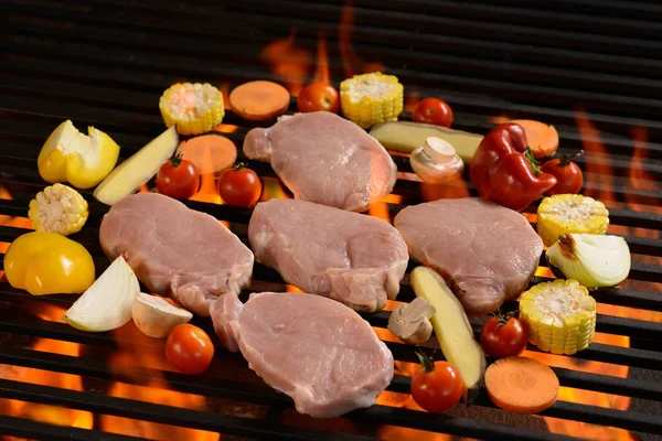 Carne crua grelhada / bife com legumes na grelha flamejante — Fotografia de Stock
