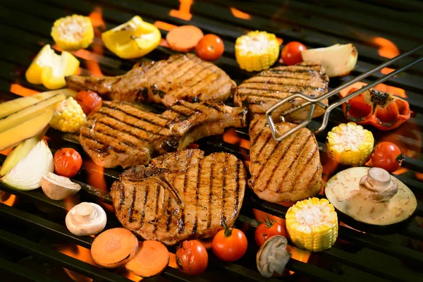 配菜火红的烤架上烤的肉 /steak — 图库照片
