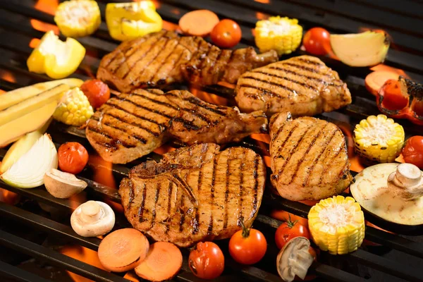 配菜火红的烤架上烤的肉 /steak — 图库照片