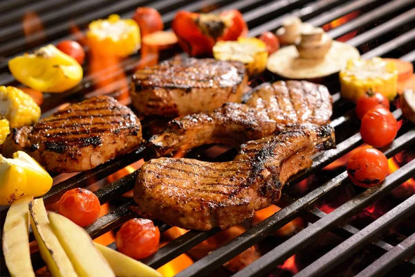 /Steak grilované maso se zeleninou na hořící grilu — Stock fotografie