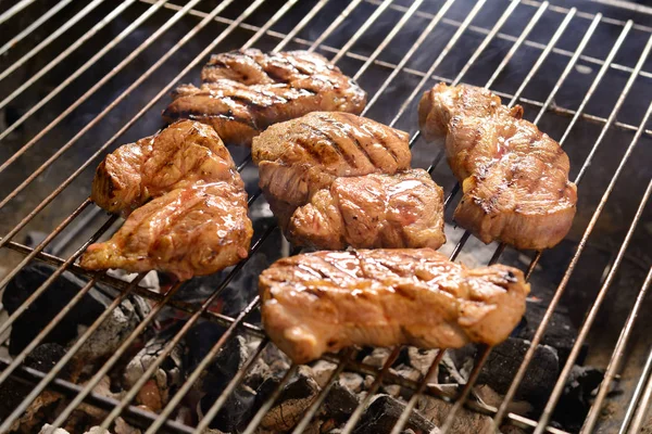 Viande / steak grillé sur un grillé à la fumée — Photo