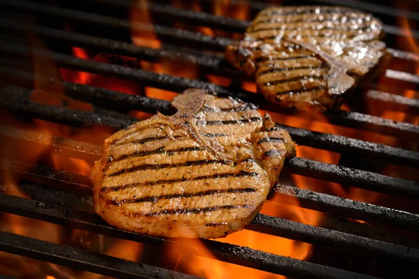 Grillet svinekød bøf på den flammende grill - Stock-foto