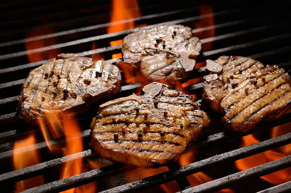 燃えるようなグリルのポークのグリル ステーキ — ストック写真
