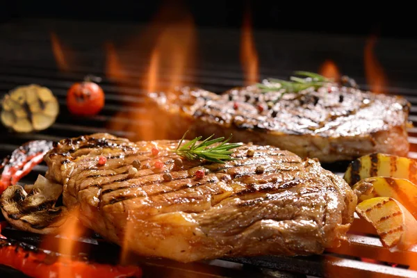 Grilovaný Vepřový steak se zeleninou na hořící grilu — Stock fotografie