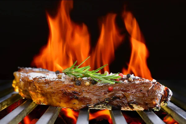 Grilovaný hovězí steak na grilu planoucí — Stock fotografie