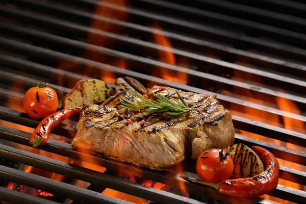 Grilled pork steak with vegetable on the flaming grill — Stock Photo, Image
