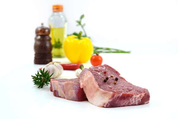 Сырое мясо, говяжий стейк — стоковое фото