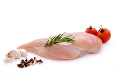 Beyaz arka planda izole edilmiş taze çiğ tavuk göğsü.