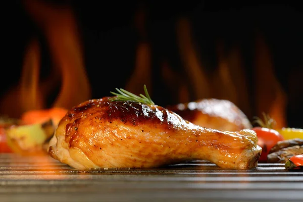 Gegrillte Hühnerkeulen auf dem flammenden Grill — Stockfoto
