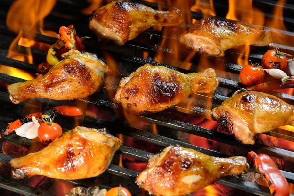 Grillezett csirkeláb a lángoló grillsütőn — Stock Fotó
