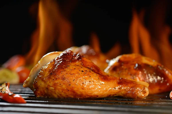 Grillowana nóżka kurczaka na płonącym grillu — Zdjęcie stockowe