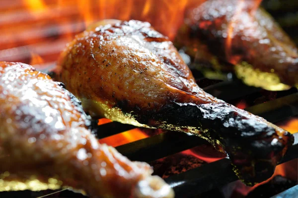 Piernas de pollo a la parrilla en llamas —  Fotos de Stock