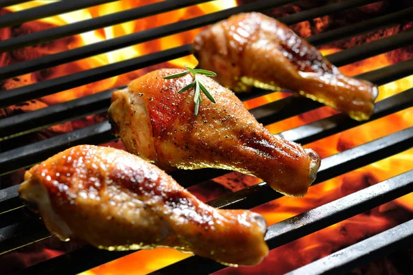 Gegrilde kippenpoot op de brandende grill — Stockfoto