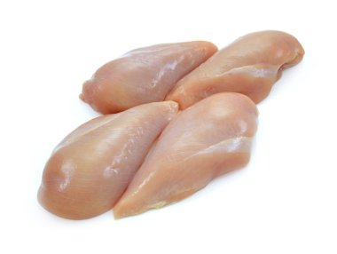 Beyaz arka planda izole edilmiş taze çiğ tavuk göğsü.