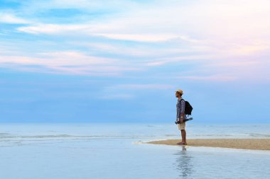 Deniz kenarında duran ve okyanusa seyir sırt çantası adamla genç yolcusu