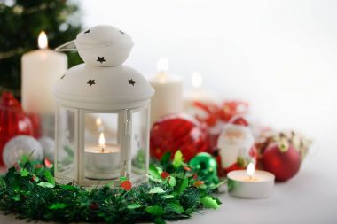 Festival Noel dekorasyonu, lamba, mum, Noel ağacı ve süs eşyaları ile boşluk beyaz