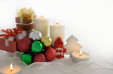 Neşeli Noel dekorasyonu ile süsler, sunar ve boşluk beyaz ile mumlar