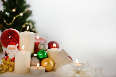 Mumlar, süs eşyaları ve boşluk beyaz ile Noel ağacı ile şenlikli Noel süsleri