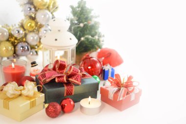 Hediyeler, lamba, mum ve boşluk beyaz ile Noel ağacı ile şenlikli Noel süsleri 