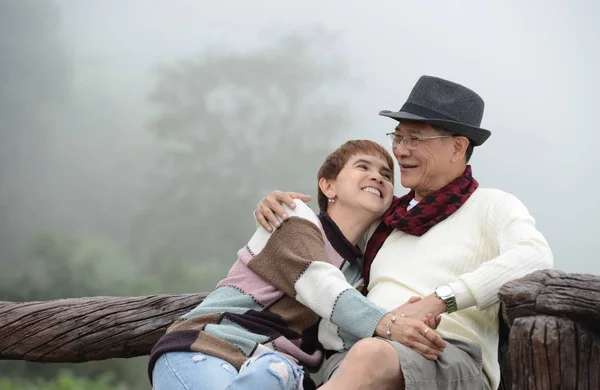 Retrato de parejas mayores románticas felices —  Fotos de Stock