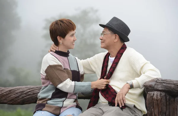 Retrato de casais seniores românticos felizes — Fotografia de Stock