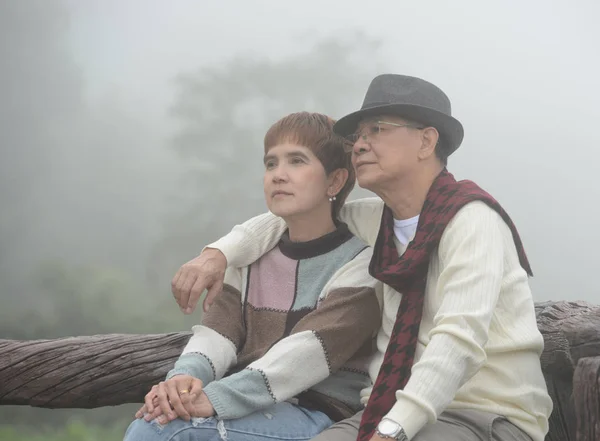 Retrato de casais seniores românticos felizes — Fotografia de Stock