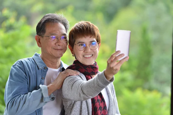 Feliz Pareja Ancianos Tomando Una Selfie Juntos Aire Libre Fondo —  Fotos de Stock